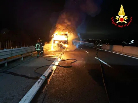 Paura in autostrada, mezzo pesante distrutto in un rogo