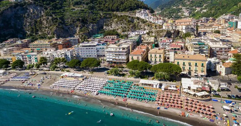 Prestigioso hotel della costiera cerca personale: ecco le figure ricercate