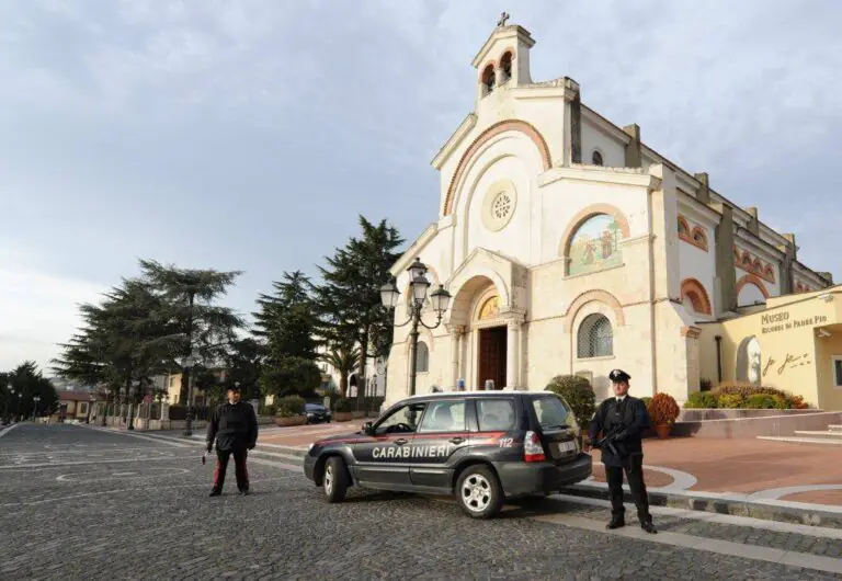 Picchia la moglie incinta sotto gli occhi del santo