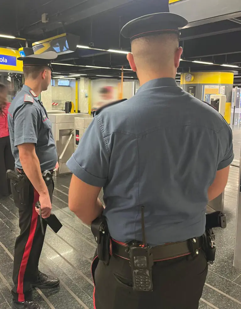 Coltelli in metropolitana, stanati col metal dector