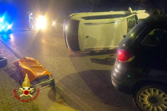Auto si ribalta, due persone incastrate