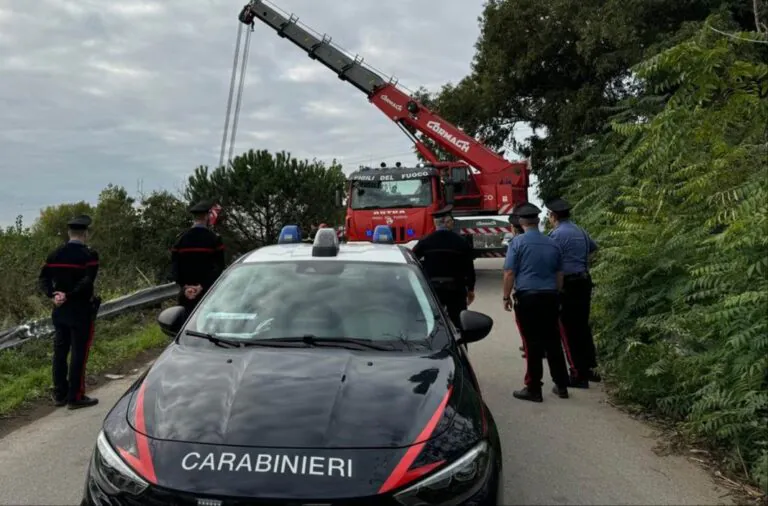 Si ribalta con l’auto all’uscita dello stradone: ragazza trasportata d’urgenza