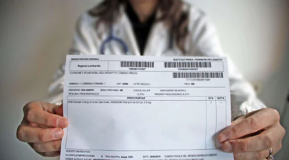 Addio alla ricetta medica cartacea, dal 2025 diventa digitale: come vanno prescritti i farmaci