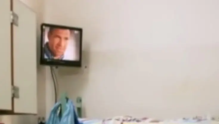 Detenuto collega smartphone alla tv mentre è in cella e vede tutto