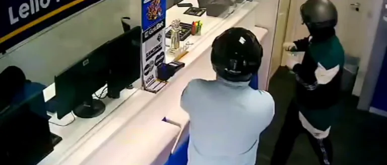 Raid armato nella nota agenzia di scommesse. Il video choc