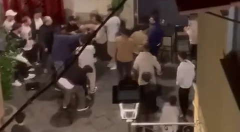 Maxi rissa durante la movida: si picchiano con le sedie. Il video choc