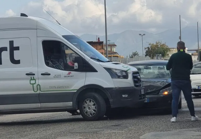 Incidente alla rotonda: violento impatto tra furgone e auto