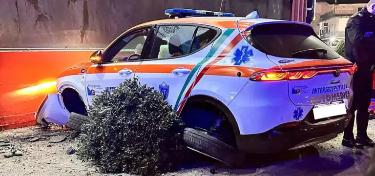 Automedica sbanda e finisce contro un muro, operatori sanitari feriti