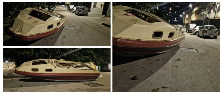 Barca abbandonata in strada trasformata in discarica: “Inciviltà dilagante”. Video