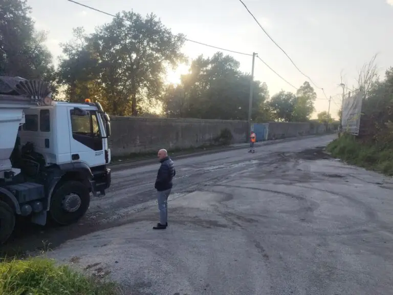 Nuovo manto stradale al confine tra le frazioni: la gente è soddisfatta
