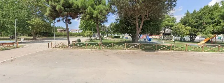 Perde la testa e aggredisce persone nella villetta: mamma e figlia costrette a scappare