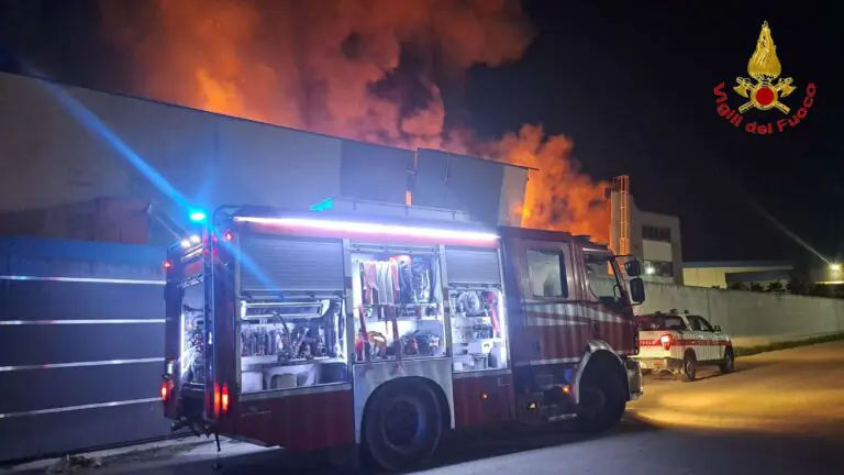 Fiamme devastano deposito di alimentari. Il bilancio finale