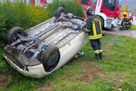 Auto si ribalta, 21enne resta intrappolata