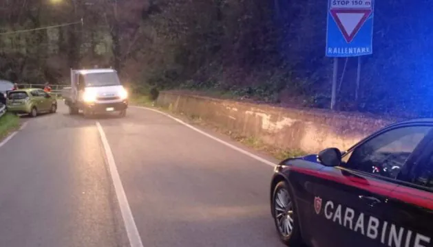 Furgone contro auto sulla Statale, paura per donna al volante