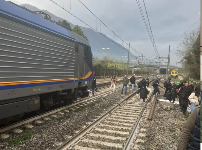 Risucchiato dal treno mentre pota le piante, choc sulla Napoli-Roma