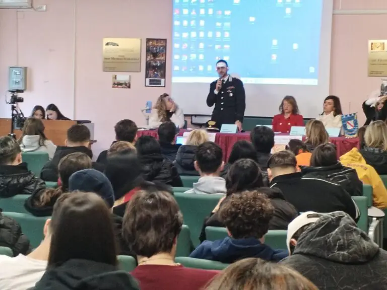 Incontro tra carabinieri e studenti per parlare di violenza di genere