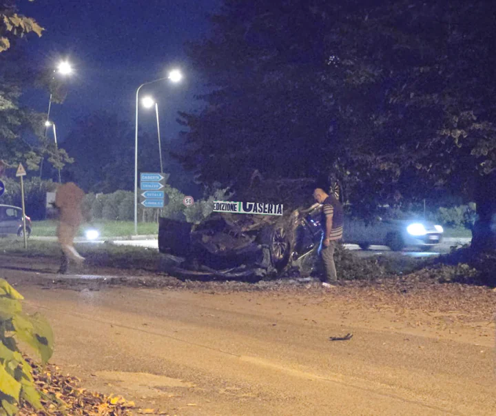 Incidente terribile sulla strada principale: auto si ribalta