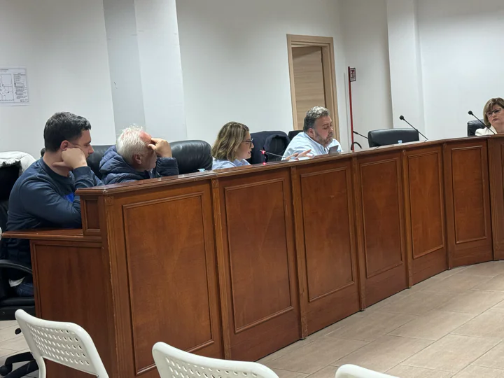 Confronto impari tra opposizione e maggioranza: capogruppo non pervenuto