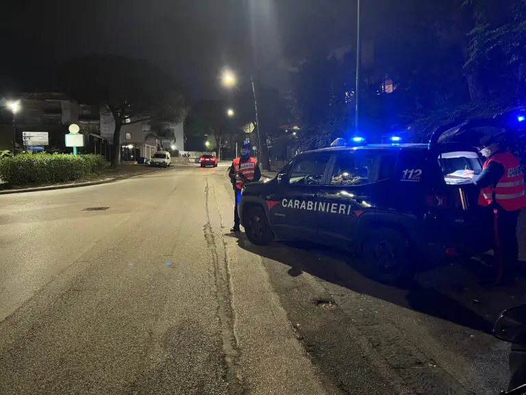 A 18 anni gira con manganello e droga in auto