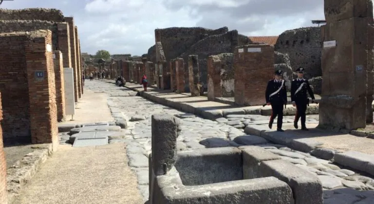 Si introduce senza permesso negli scavi archeologici, 28enne nei guai