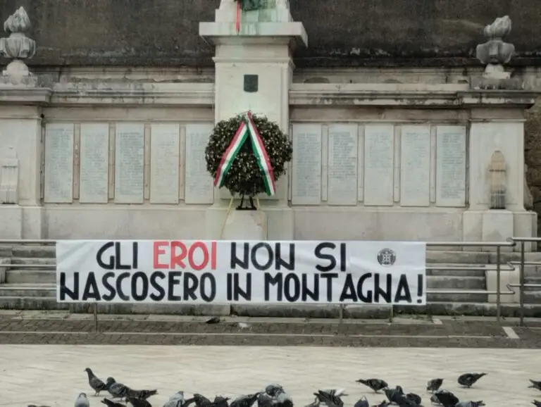 Torna l’ombra dell’estrema destra in città: nuovo striscione choc contro i partigiani