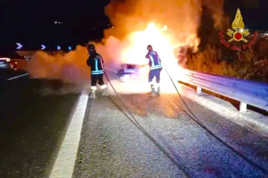 Paura in autostrada, prendono fuoco due auto