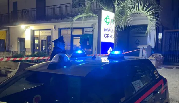 Banditi fanno esplodere lo sportello Atm