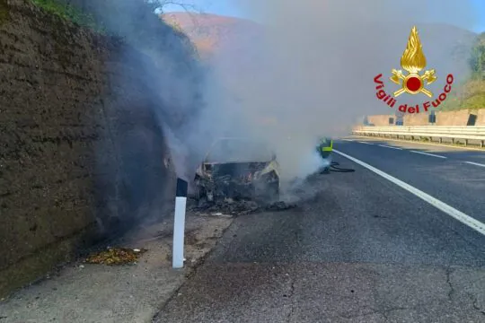 Auto con famiglia avvolta dalle fiamme