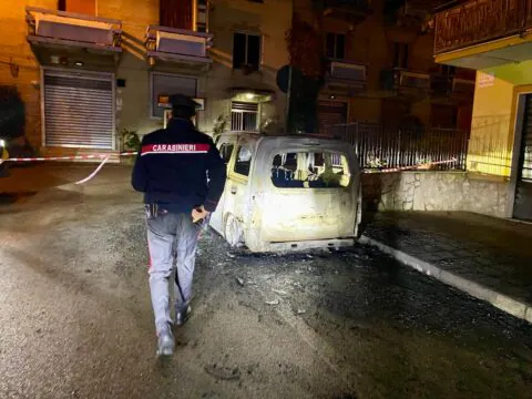 Auto in fiamme nella notte: indagano i carabinieri