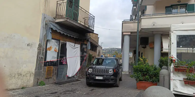 Incendia un bar del centro, trovato in casa con una pistola e ustioni sulle mani