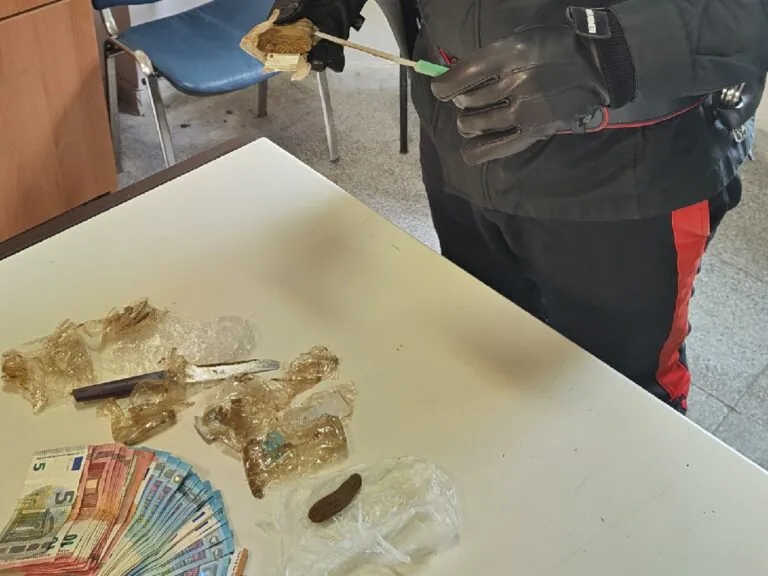 Da troppo caldo e mette l’hashish in frigo: scoperto