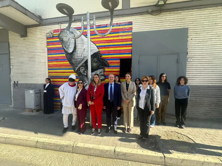 Murales di Pulcinella davanti al teatro firmato dagli studenti