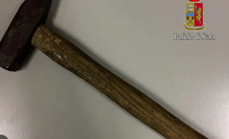 Vuole ammazzare la moglie decapitandola con la mazzuola: lei è grave