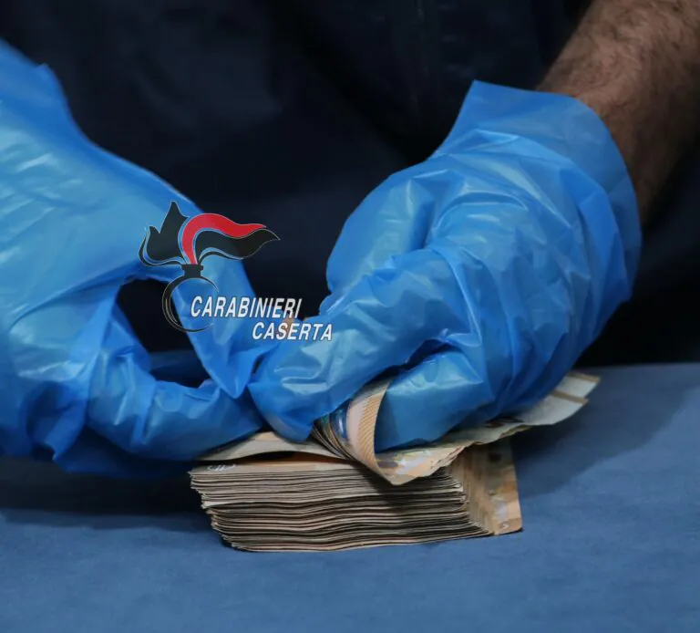Si aggira in due comuni con soldi falsi e cerca di truffare negozianti