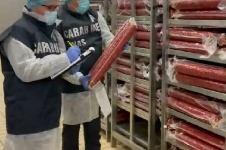 Nas chiudono salumificio: ciccioli e carne confezionati tra la sporcizia