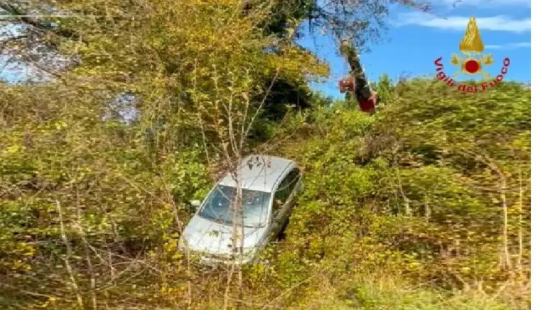 Ventunenne finisce con l’auto nella scarpata: choc sulla Statale