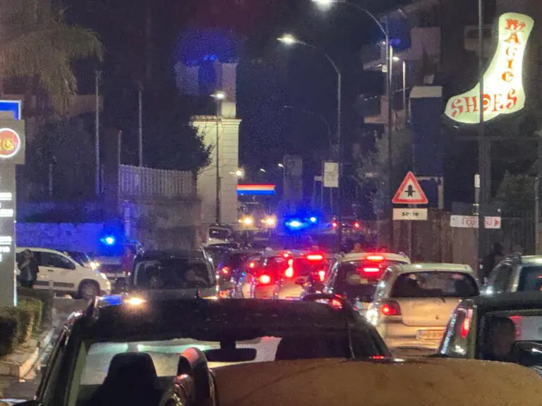 Violento scontro auto contro scooter nella notte di Natale, 2 minorenni feriti. Uno è grave