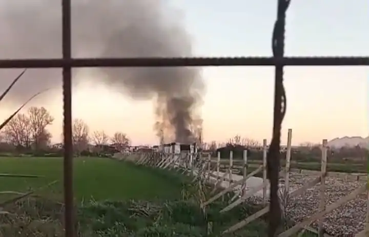 Esplode incendio in un capannone: fumo visibile da lontano
