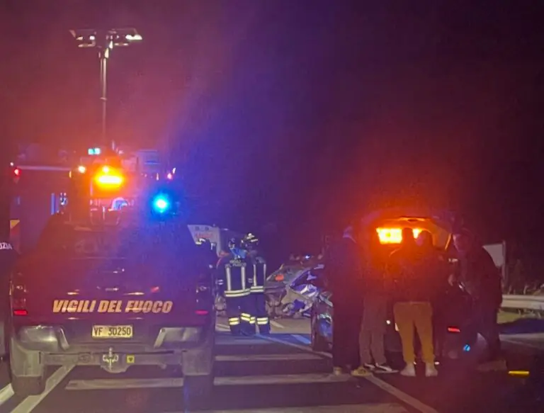 Perde il controllo dell’auto e finisce contro guardrail, 3 in gravi condizioni