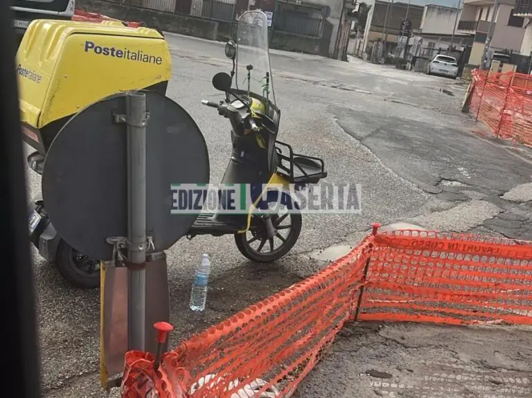 Scivola dallo scooter durante il servizio, postino resta ferito