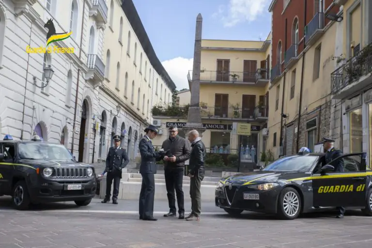 Trovati dai finanzieri con droga e coltelli