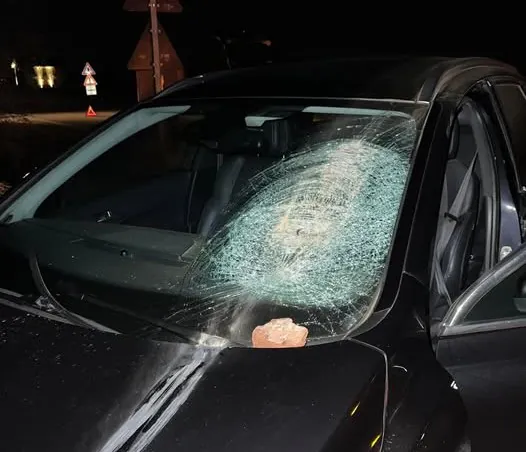 Sassi contro auto in corsa, tragedia sfiorata