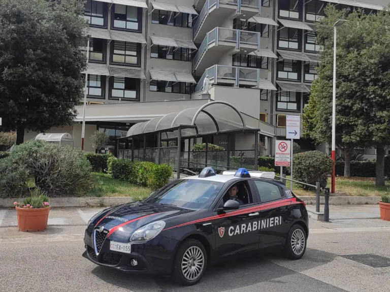Massacra la ex a pugni e poi vuole lanciarla dal belvedere