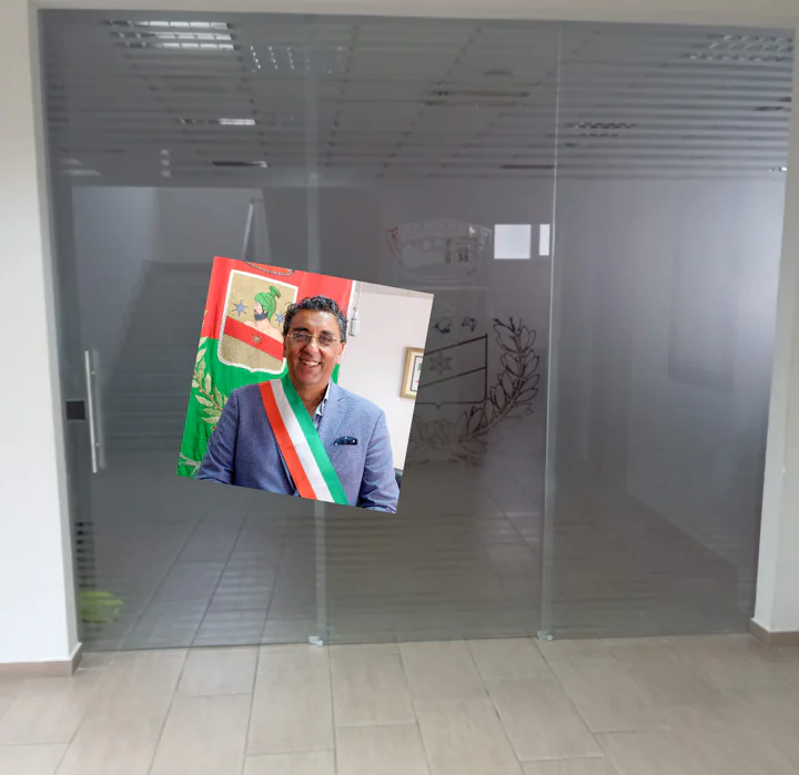 Cecere non sradica porta dal corridoio come promise dal palco e ne aggiunge una chiudendo la sala consiliare