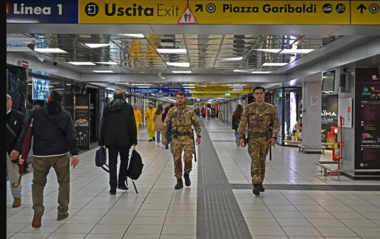 Si accascia alla stazione la sera della Vigilia: salvato dai militari