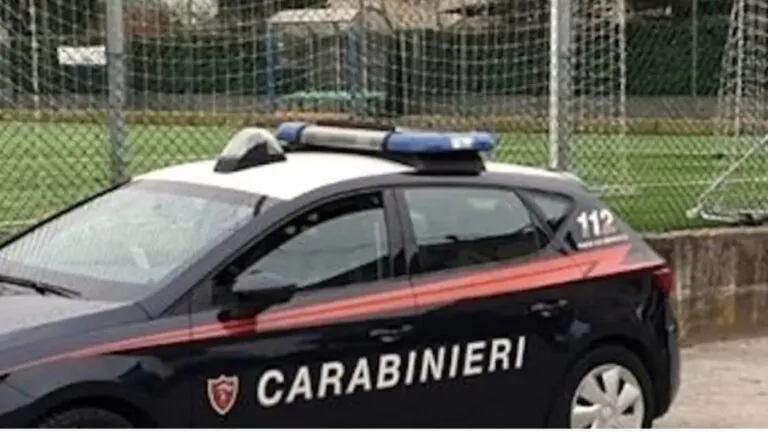 Calciatore fermato dai carabinieri durante la partita