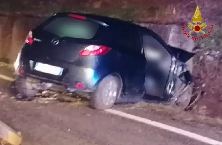 Auto sbanda sul ghiaccio e si schianta: 5 feriti