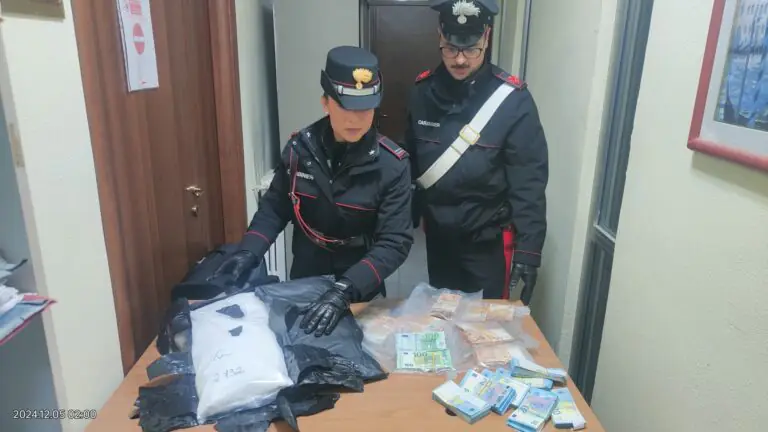 Undici chili di coca nel doppiofondo della valigia, 3 arresti