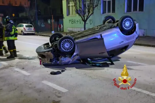Giovane si ribalta con l’auto