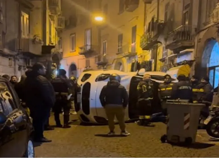 Noleggia una Maserati e si ribalta contro le auto in sosta